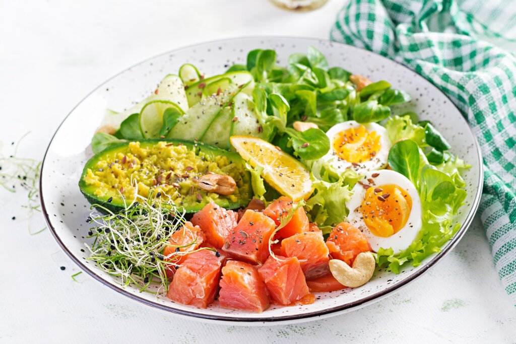 plato de dieta ceto con verduras, huevo 