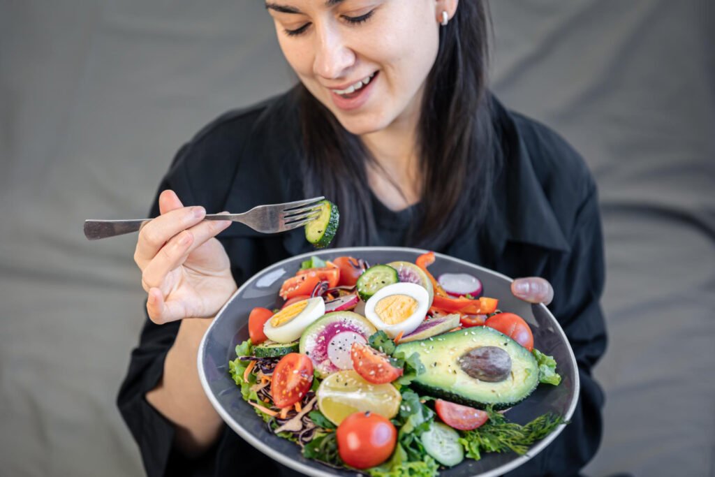la dieta ceto - mujeres que comen verduras y productos que favorecen la cetosis